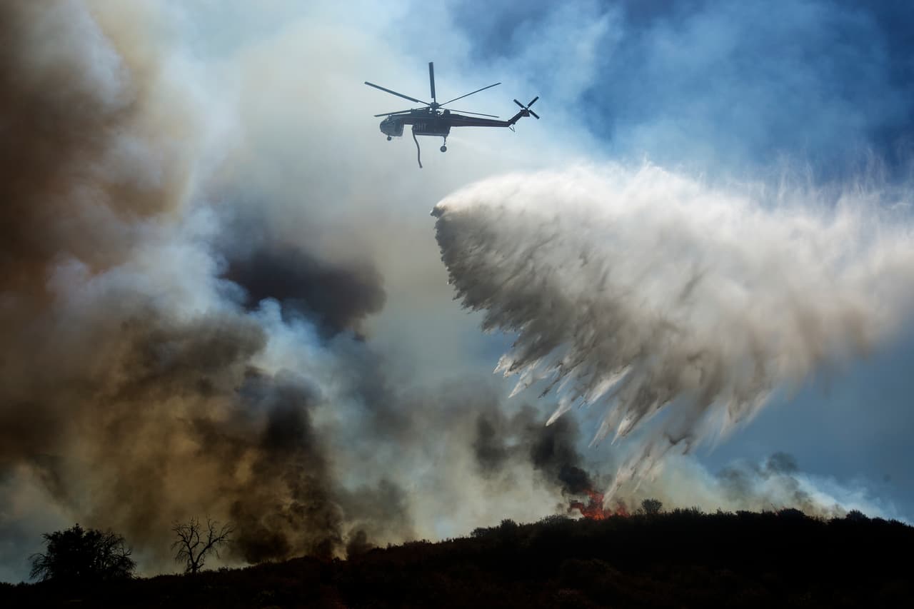 Las condiciones del tiempo de este fin de semana confirman las previsiones de un verano más caliente que de costumbre y una temporada de incendios forestales "fuera de lo normal". Lo que preocupa a los expertos es que el calor se puede extender hasta el otoño y todavía faltan por llegar los vientos de Santa Ana.