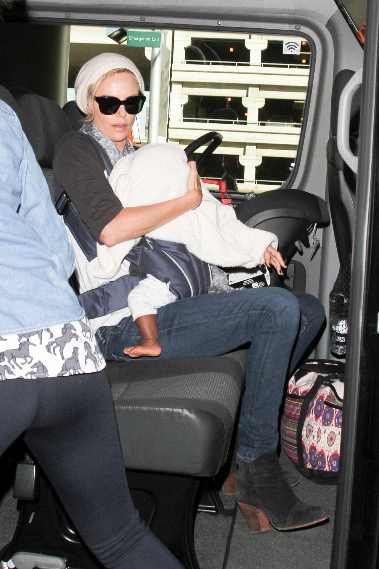 Charlize en su papel de mami.