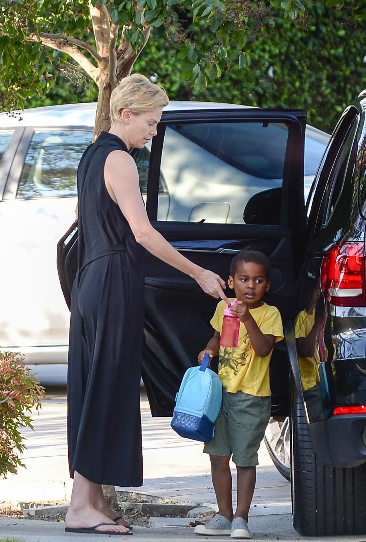 Aquí más fotos de Charlize con sus hijos.