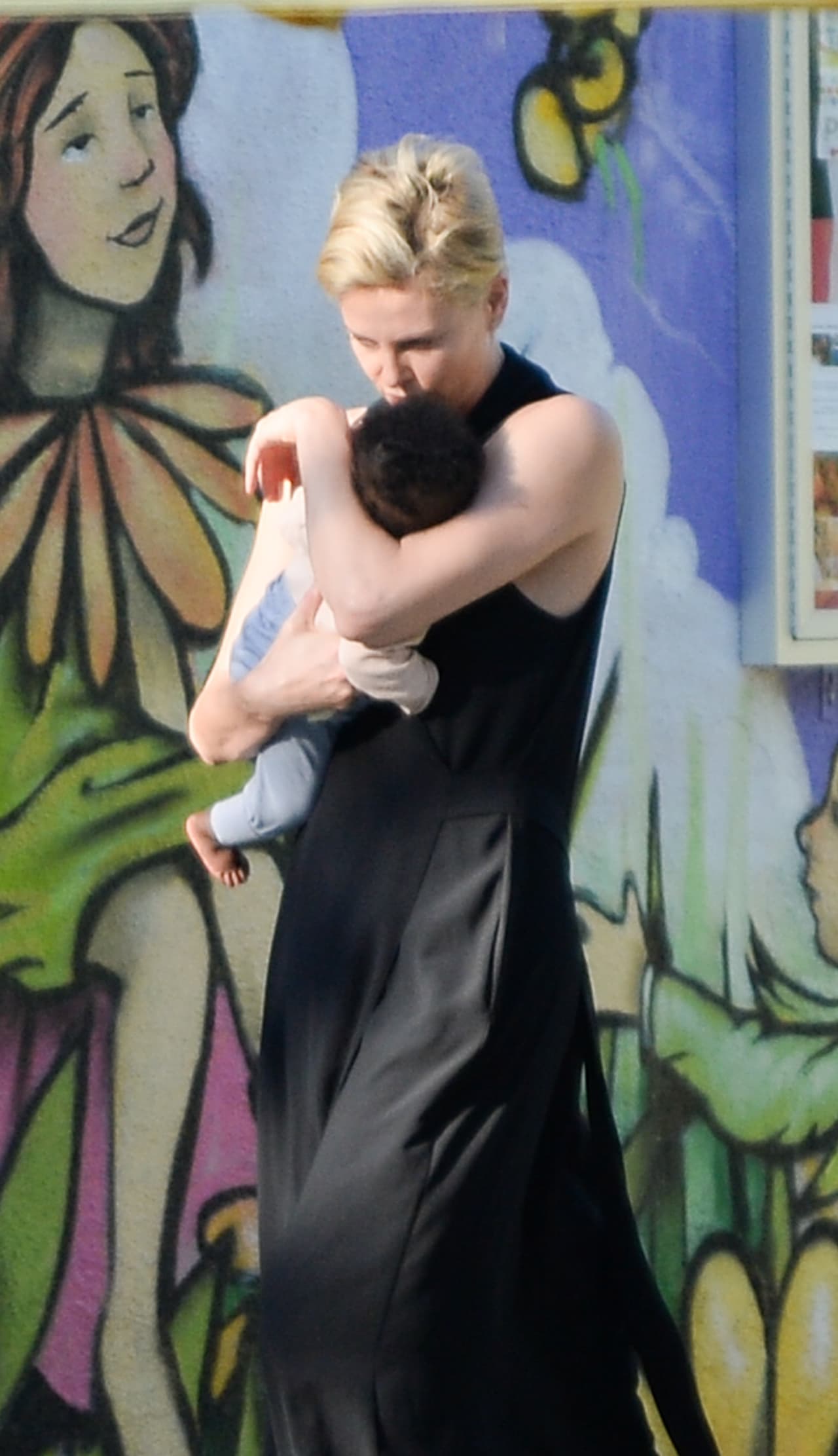 Charlize en su papel de mami.