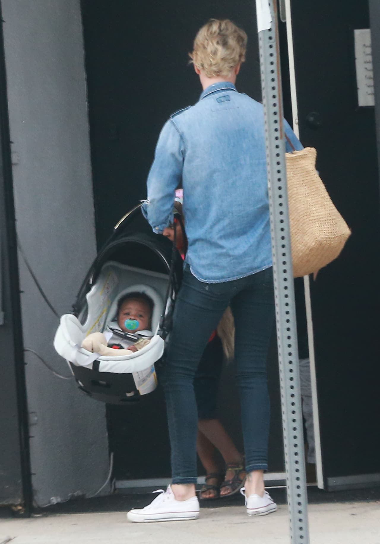 Charlize en su papel de mami.