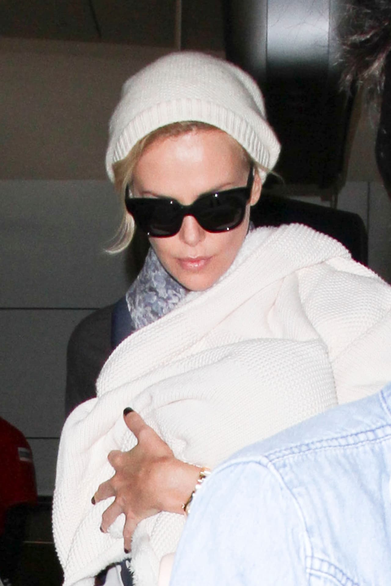 Charlize en su papel de mami.