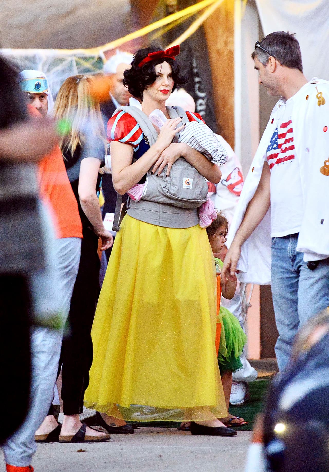 Charlize en su papel de mami.