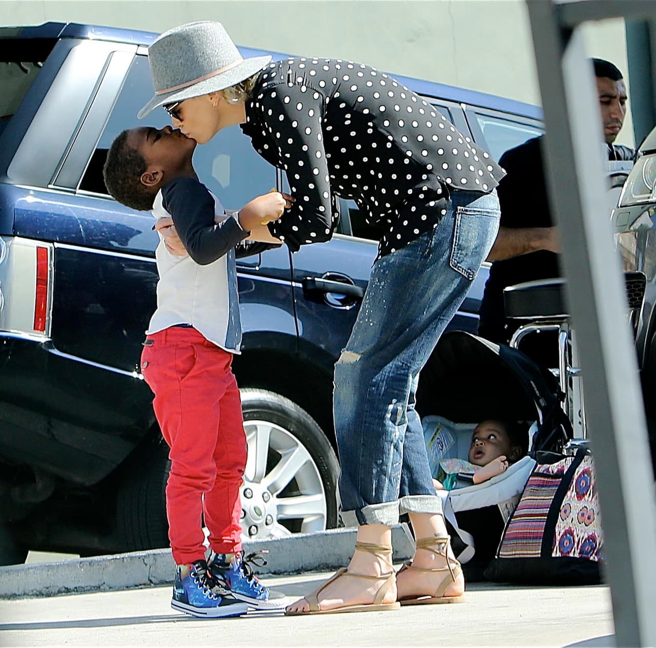 Jackson le dio un tierno beso a su mami.