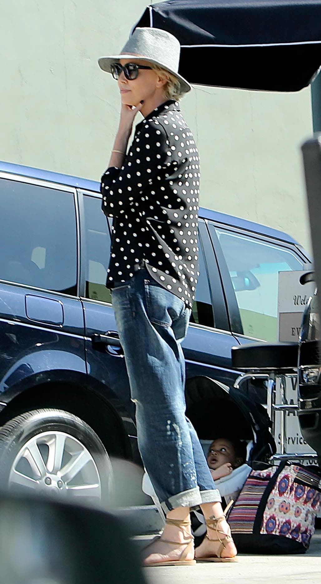 Los paparazzi la captaron mientras esperaba su camioneta.