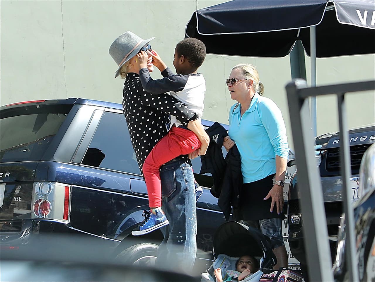 Y ella feliz con sus cariñitos.