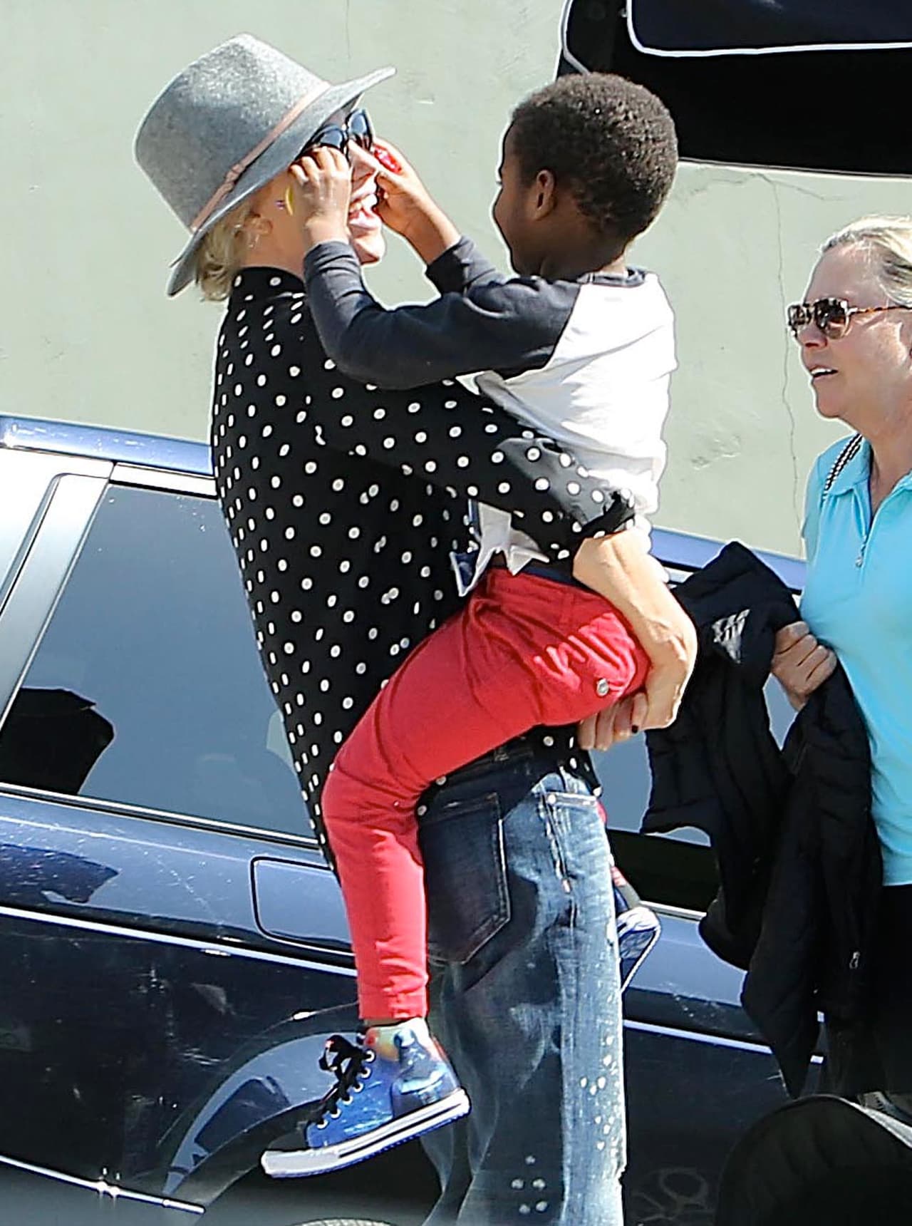 El pequeño jugó con los lentes de la actriz.