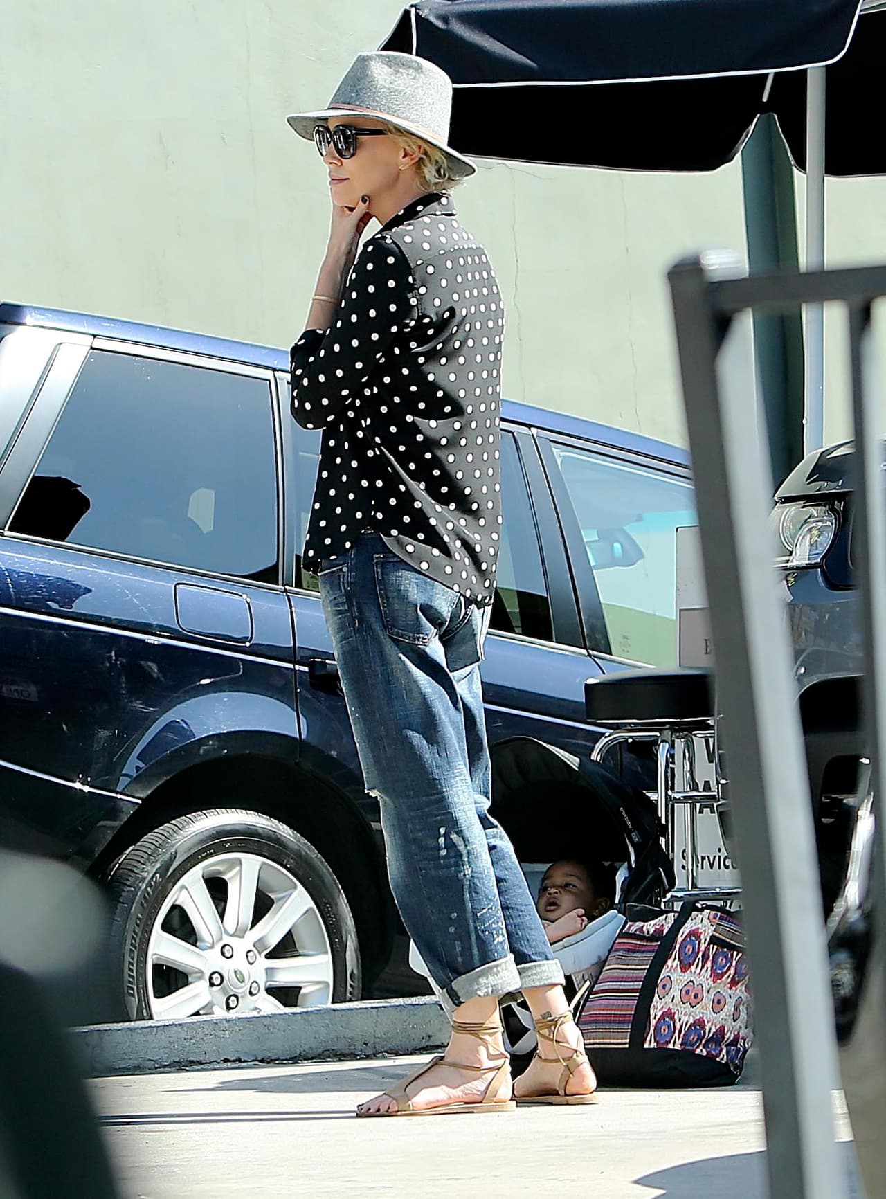 Charlize Theron salió de paseo con sus hijitos.