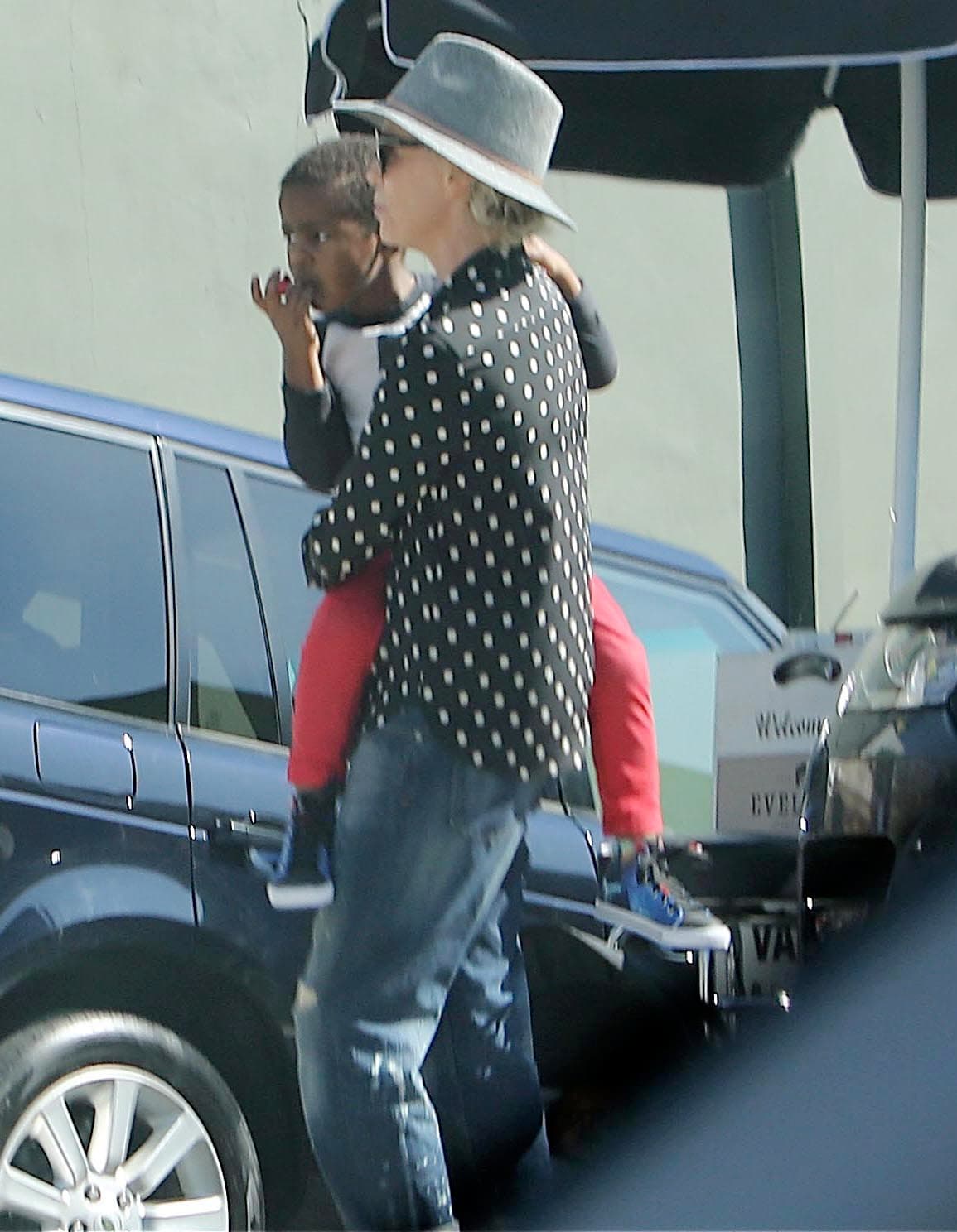 Tras el besito, su mami lo levantó el brazos.