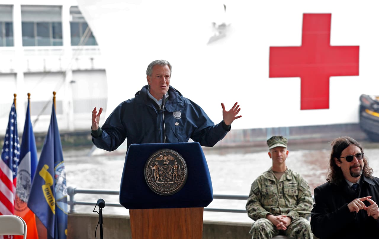 Alcalde de Nueva York, Bill de Blasio se hizo presente al arribo del buque "Comfort" esta mediodia en el puerto 90.