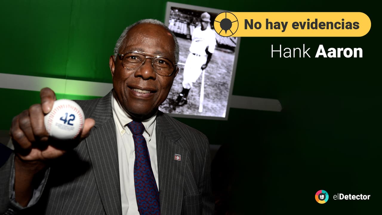 Murió de 
<b>causas naturales</b> mientras dormía, a los 86 años, el 22 de enero de 2021, según informó el equipo de béisbol Bravos de Atlanta. Pero como se conoció públicamente que el beisbolista retirado recibió una vacuna de Moderna dos semanas antes,
<a href="https://www.univision.com/noticias/no-hay-pruebas-de-que-el-beisbolista-hank-aaron-murio-por-vacunarse-contra-el-covid-19"> <u>surgió </u><b>una desinformación</b></a> que pretendía vincular la inmunización con el deceso.
<br>
<br>La médica forense Karen Sullivan, consultada para precisar la causa de muerte de Aaron,
<a href="https://factcheck.afp.com/hall-famer-hank-aarons-death-unrelated-covid-19-vaccination"> <u>indicó a </u><i>AFP Fact Check</i></a> en un correo electrónico que "
<b>no había información que sugiriera una reacción alérgica o anafiláctica a ninguna sustancia que pudiera atribuirse a la distribución reciente de la vacuna</b>".
<br>