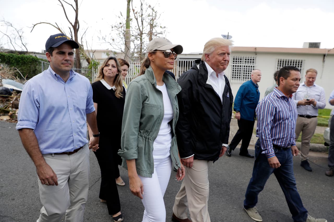 Trump luego visitó a vecinos de Guaynabo para observar los daños en sus residencias.