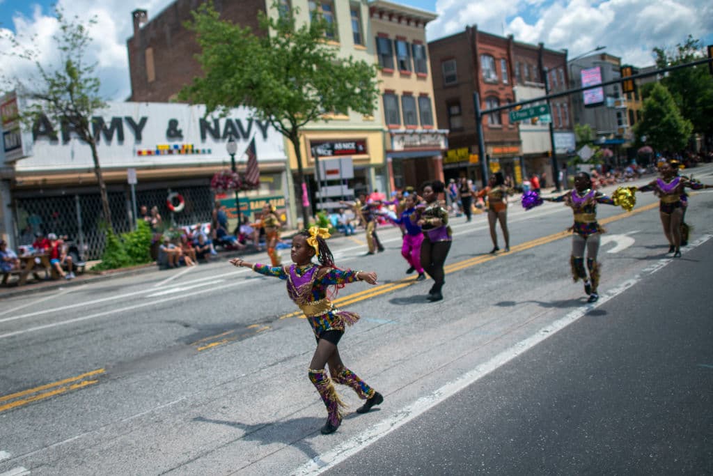Bailarines en el desfile del 4 de julio de
<b>Pottstown, Pennsylvania. Si bien no se ha alcanzado el logro del 70%, EEUU tiene aproximadamente el 50% de su población vacunada. </b>
<br>