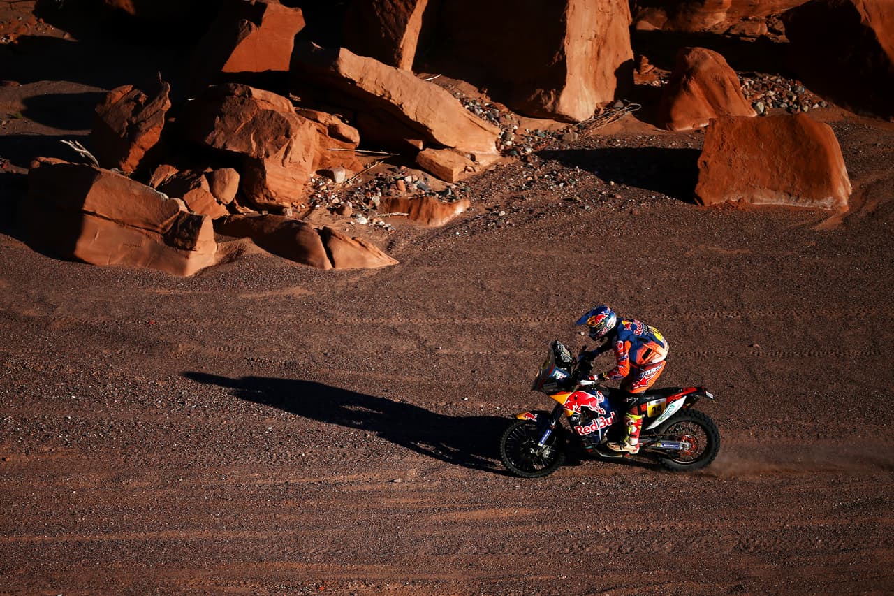 La 
<b>KTM</b> 
<b>450</b> 
<b>Rally</b> se llevó el triunfo por decimosexto año consecutivo. Este modelo, vigente desde 2012, lleva un
<b> motor monocilíndrico de 0.450 litros</b> y cuatro tiempos. Su tanque de gasolina es de 9.2 galones, y su peso en seco es de 320 libras.