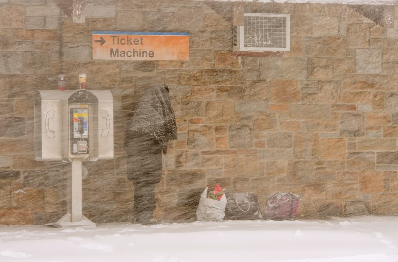 Un residente de Patachoga, Nueva York, recibe la nevada que cae en una estación de tren.