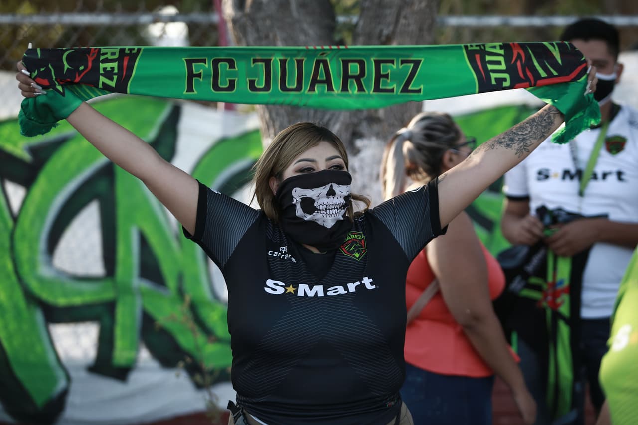 Fanática afuera del Estadio de Juárez