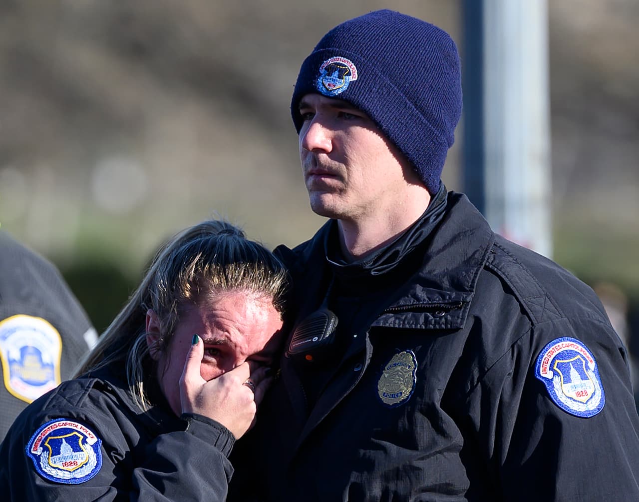 Los incidentes llevaron a los legisladores a exigir una revisión de las operaciones y una sesión informativa del FBI acerca de lo que calificaron de “ataque terrorista”. También ha generado una reflexión más amplia sobre el mandato de Trump y el futuro de una nación dividida.