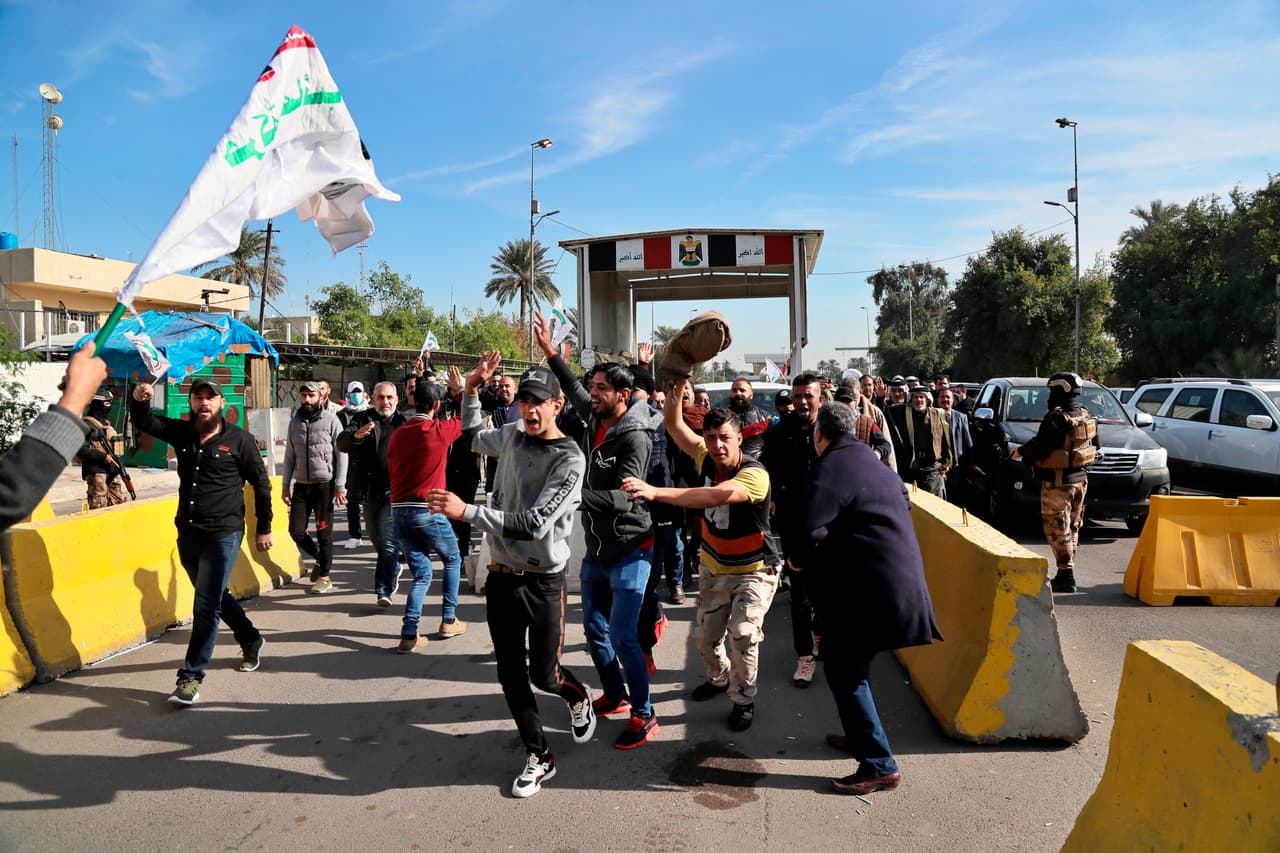 Los participantes en la sentada intentaron acercarse de nuevo a la embajada de Estados Unidos, quemando banderas estadounidenses y gritando "Estados Unidos, gran Satán", un lema muy utilizado en Irán
<b> </b>durante la revolución islámica de 1979.