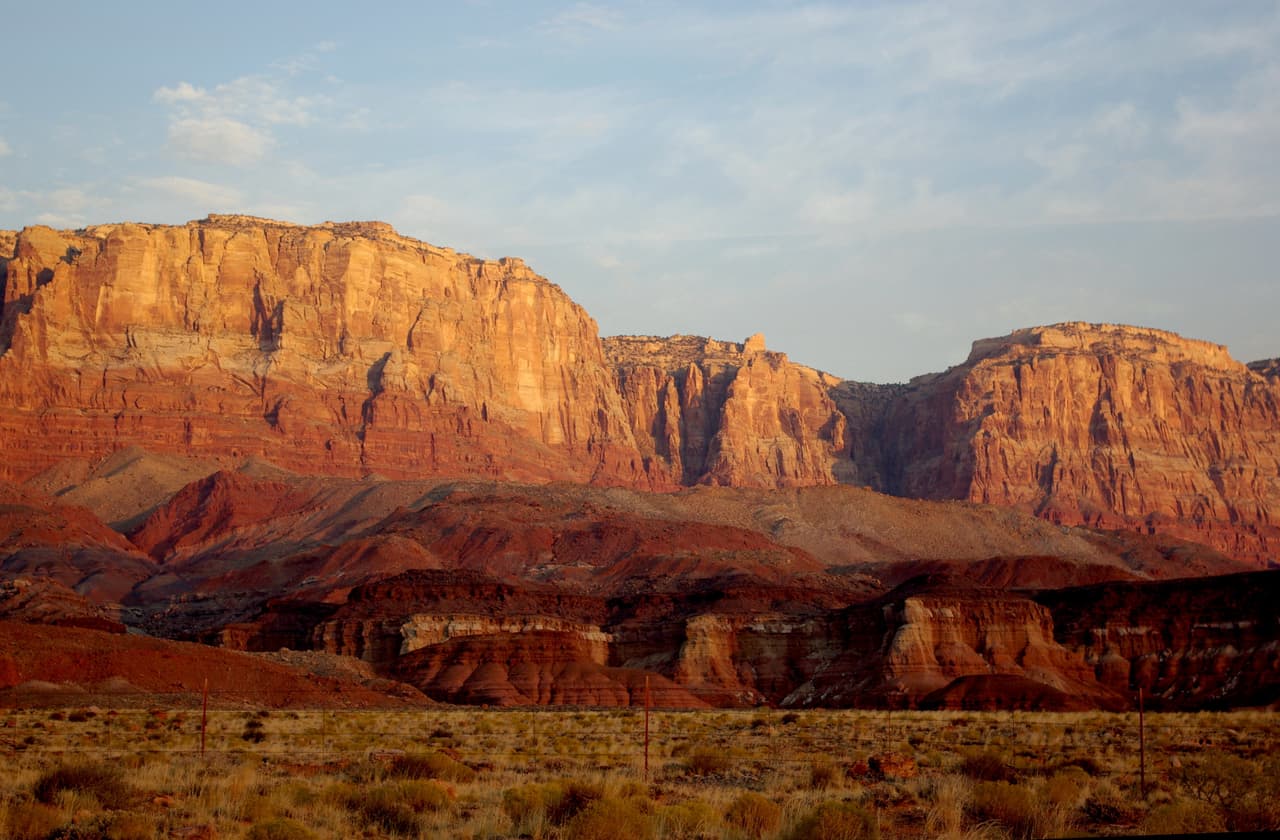<b>Vermilion Cliffs , Arizona.</b> Al sur de la frontera con Utah, el Monumento Nacional Vermillion Cliffs de Arizona protege casi 300,000 hectáreas de parajes amados por los fotógrafos. Proclamado por Bill Clinton en 2000, en este lugar fue introducido el Cóndor de California, amenazado de extinción, para tratar de aumentar su población en peligro.
<br>