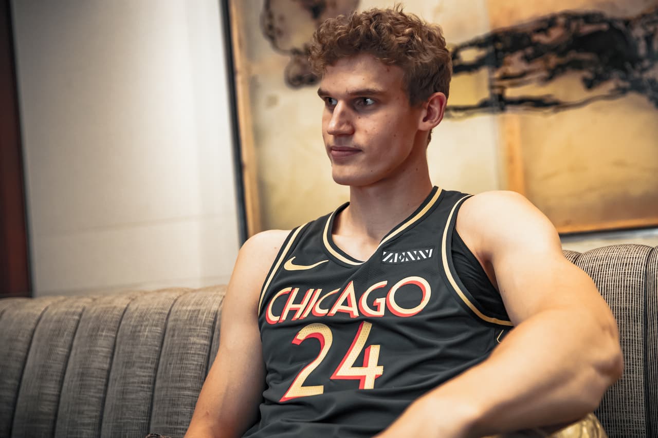 Este año, los uniformes de Bulls City Edition se inspiran en los rugientes años 20, convirtiendo la vida en arte, así como en la Feria Mundial de 1933, que destacó la celebración del centenario de la ciudad.