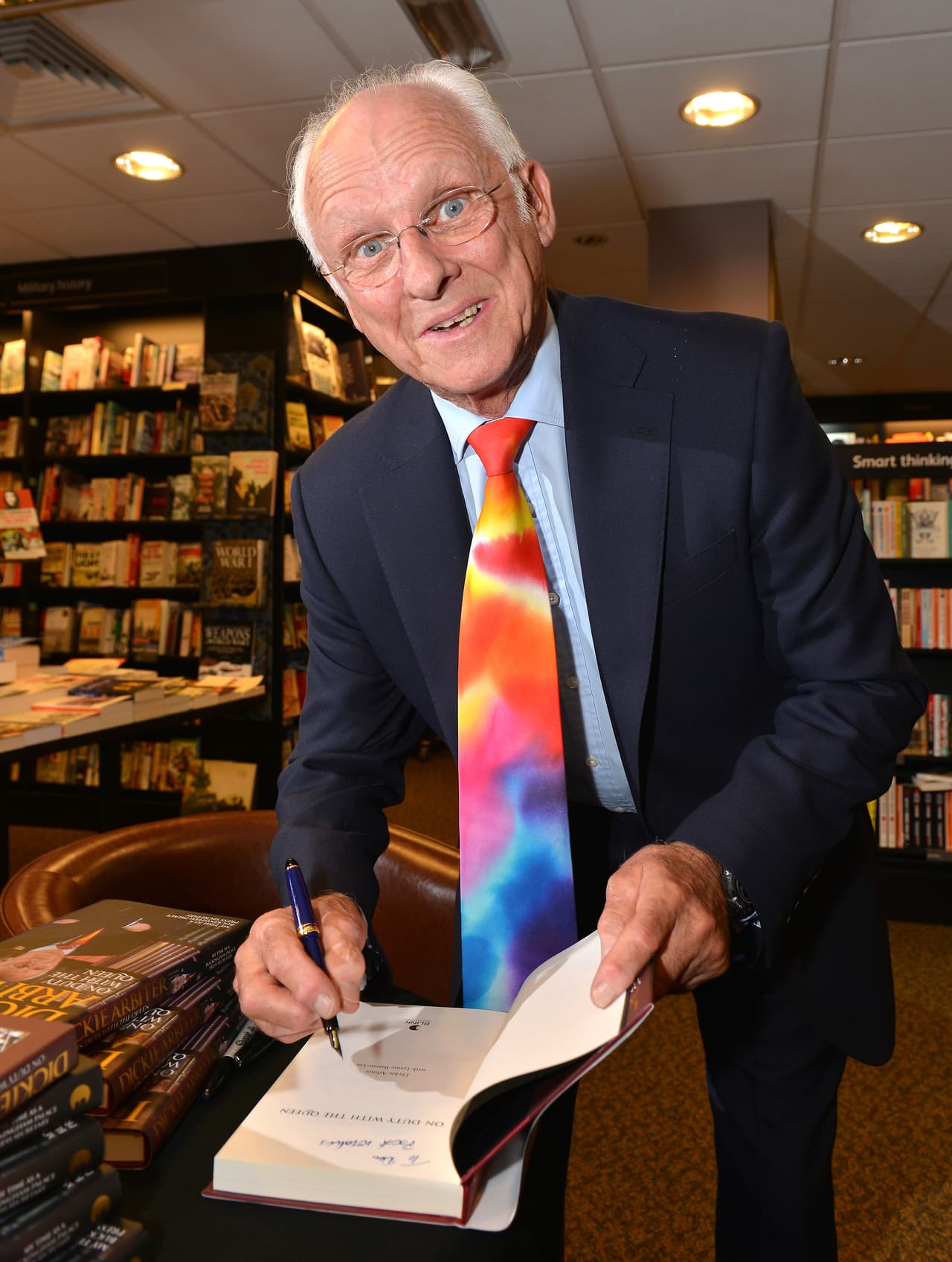 Y aunque los miembros de la realeza y su personal no suelen hablar con la prensa, Dickie Arbiter, exportavoz de la reina Isabel II, rompió el silencio para aclarar lo que habría detrás de la mudanza de los duques de Sussex y el rumor del supuesto enfrentamiento entre los príncipes William, Harry y sus respectivas esposas.