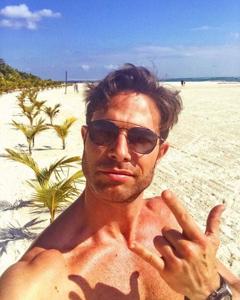 Sebastián Rulli ha demostrado que le encanta la naturaleza, sobre todo el sol, la arena y el mar. Cada vez que termina un proyecto le gusta tomarse varios días de vacaciones para relajarse.