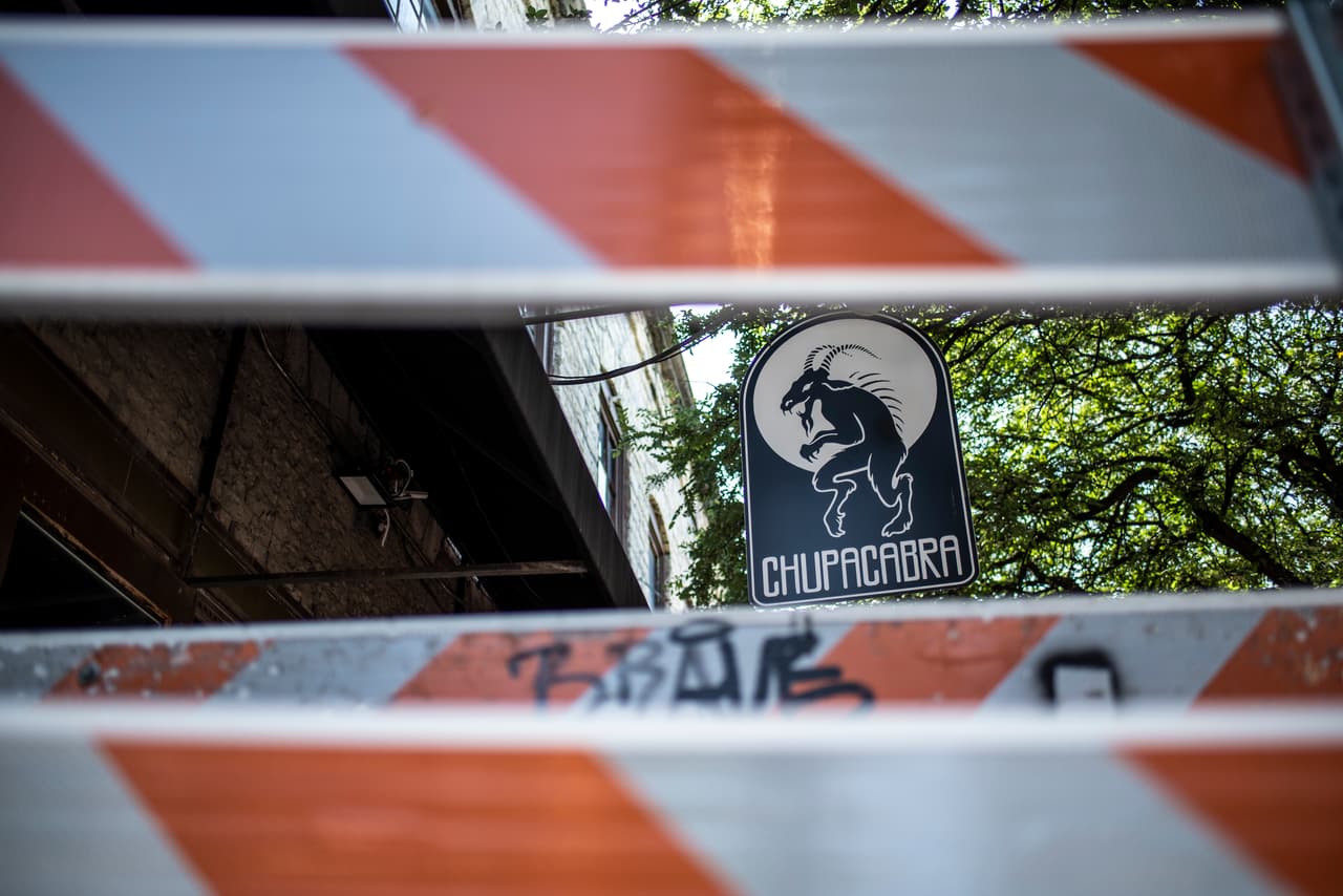 “Nuestros agentes respondieron muy rápidamente”, agregó. “Pudieron comenzar de inmediato las medidas para salvar la vida de muchos de estos heridos, como la aplicación de torniquetes y sellos de tórax”.
<br>