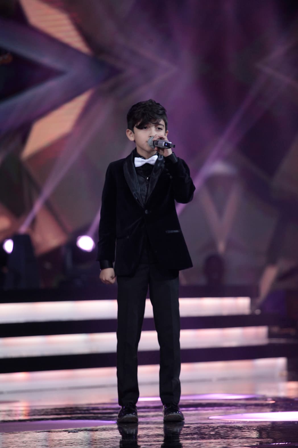 Kenneth, del equipo de 'Sarilú y sus Bombas', entonó parte del coro del tema. Para la ocasión eligió un traje negro de terciopelo, y un moño blanco para contrastar.