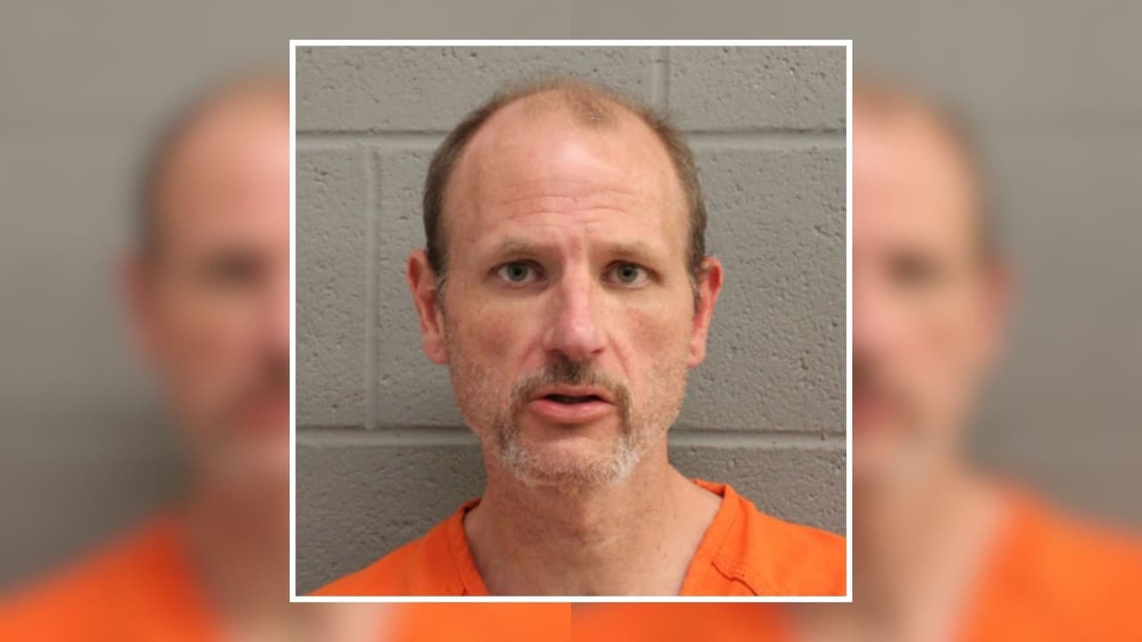 Hijo es arrestado en Houston: lo acusan de asesinar a sus padres con un bate y un cuchillo