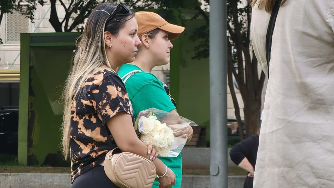 Algunas de las personas llevaron flores blancas es solidaridad de las víctimas y sus familias. En la vigilia sólo había caras de tristeza e indignación por lo ocurrido.
