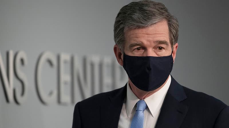 "Al cubrirse la cara se puede reducir en gran medida la propagación del covid-19, especialmente entre las personas que no lo tienen o aún no lo saben. Esta es una manera simple de controlar este virus, mientras nos protegemos a nosotros mismos y a las personas que nos rodean", dijo Roy Cooper.