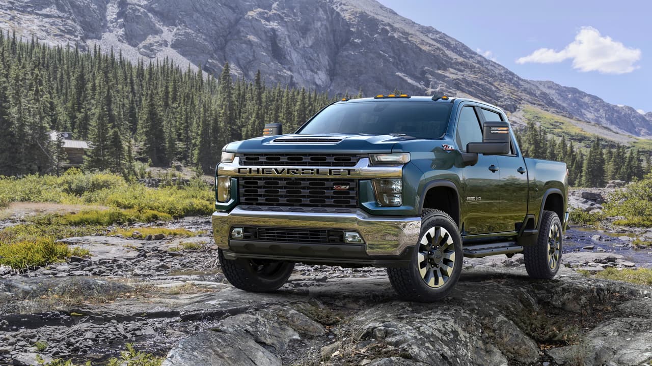 Con la Silverado HD 2020, Chevrolet sigue los pasos de Ford diferenciando marcadamente el diseño de sus pickups de trabajo liviano (Silverado 1500) del de las versiones de trabajo pesado (Silverado 2500 y 3500). Como recordarán algunos entre quienes leen estas líneas, Chevrolet había 
<b><a href="https://www.univision.com/noticias/chevrolet/esta-es-la-nueva-chevrolet-silverado-hd-2020-fotos" target="_blank">dado a conocer el aspecto</a></b> de la Silverado HD 2020 el pasado mes de diciembre. Ahora llegó el momento de conocer el resto. 
<br>En la imagen vemos una Chevrolet Silverado 2500 HD 2020