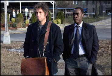 En 'Reign Over Me', Alan Johnson (Adam Sandler) perdió su familia en los ataques del 11 de septiembre y después se encuentra con su antiguo amigo de la universida, Charlie Fineman (Don Cheadle). El renacimiento de esta amistad ayuda a que Johnson con el duelo y Fineman encuentra en esta relación una manera de relajarse.