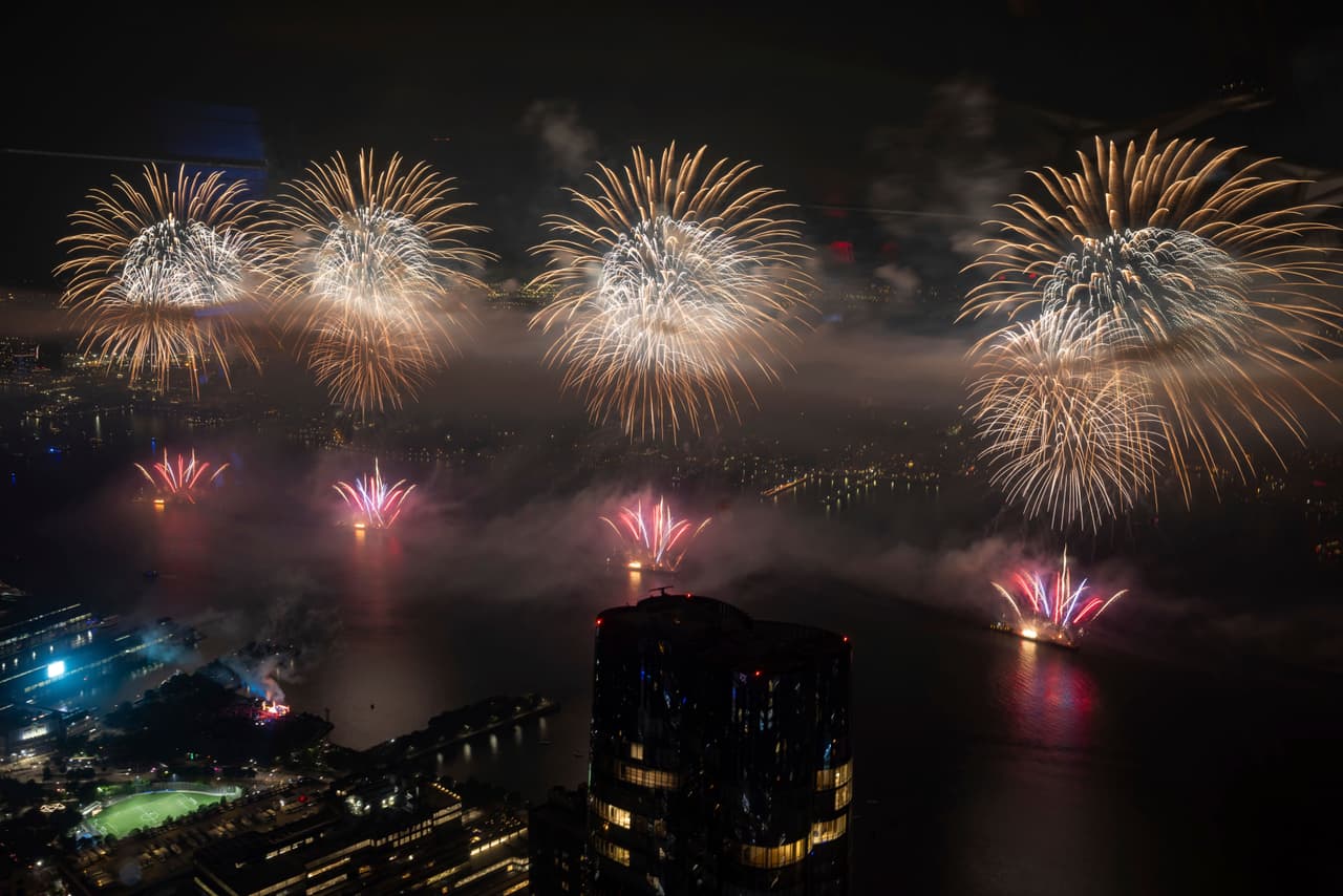 Los residentes de Nueva York y Nueva Jersey disfrutaron del espectáculo de luces y colores sobre el río Hudson.
<br>