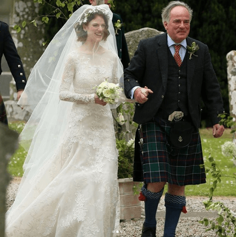 La ceremonia religiosa del enlace se realizó en la capilla de Rayne en Aberdeenshire, Escocia, ubicada cerca del castillo de Wardhill, propiedad de la familia de Rose Leslie, según informó El País.