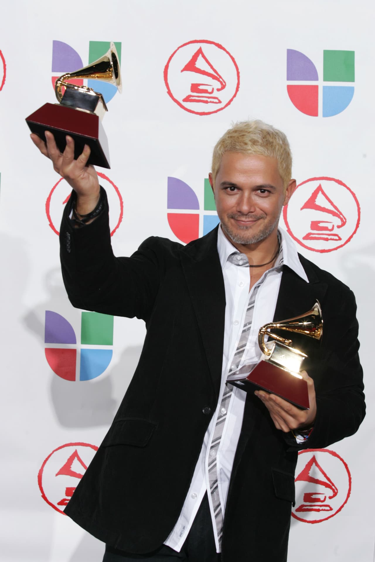 Con un look rubio, Alejandro Sanz subió por sus gramófonos correspondientes a Grabación del Año y Canción del Año por 'T´u no tienes alma'.