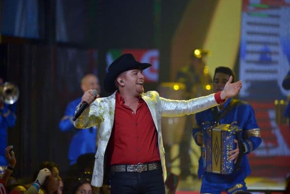 El cantante interpretó 'Alegre y Enamorado'.