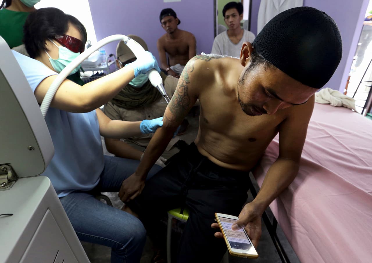 <b>Piense antes de entintar|</b> Sí, se puede quitar un tatuaje, pero es un proceso laborioso y costoso que involucra láseres o dermoabrasión. Uno de cada ocho estadounidenses que se hace un tatuaje termina arrepintiéndose, así que antes de concertar una cita en el salón de tatuajes de su localidad, piense detenidamente sobre lo que está a punto de poner en su cuerpo y cuánto tiempo lo querrá allí.