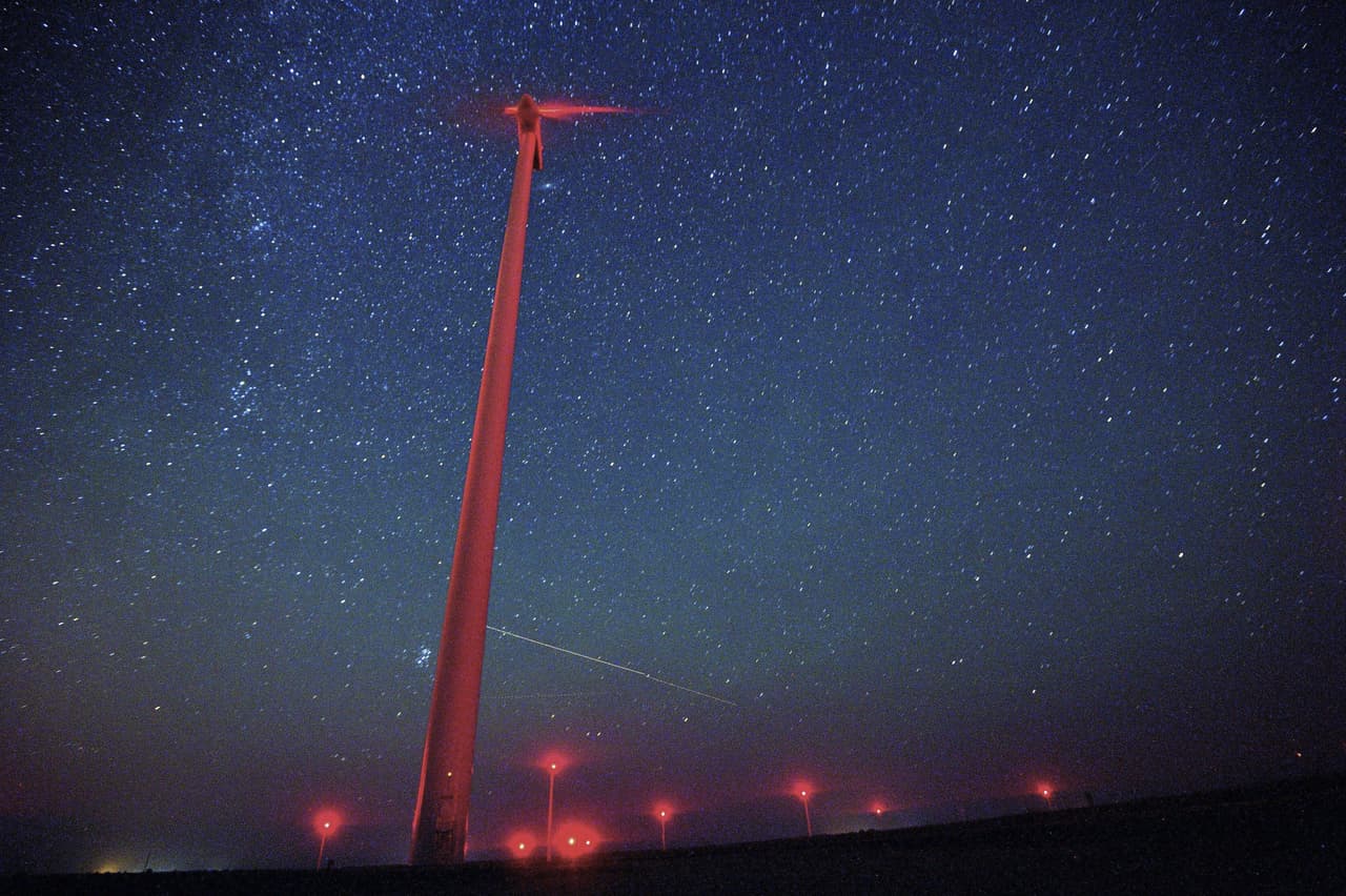 La lluvia de meteoros no representa ningún peligro para la Tierra. La mayoría se queman unas 50 millas por encima de nuestro planeta. El espectáculo que generan se vio ayer así en el Parque eólico "Saint Nikola", en Kavarna, Bulgaria. EFE/Vassil Donev