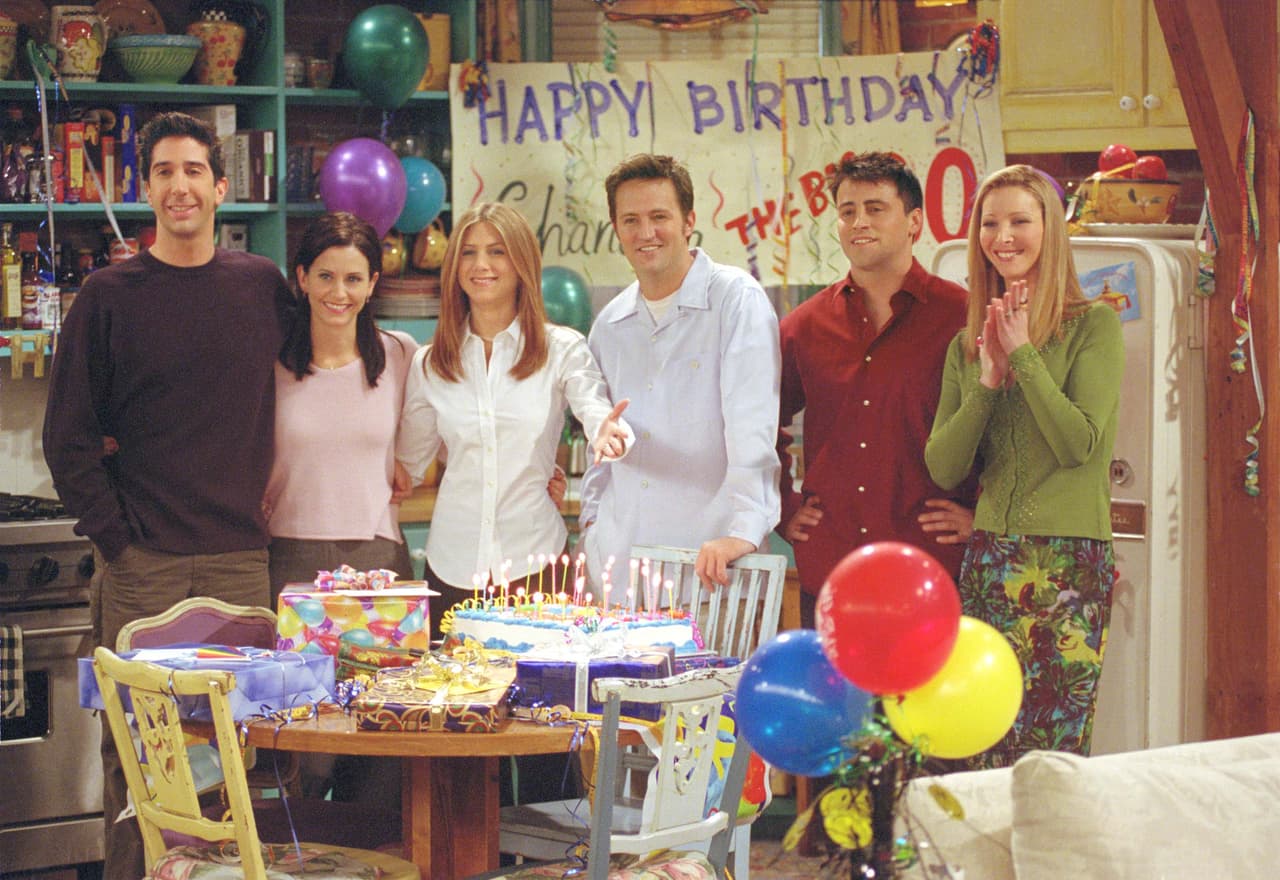 El primer capítulo de 'Friends' se estrenó en septiembre de 1994 y el último se transmitió en mayo de 2004. 
<br>