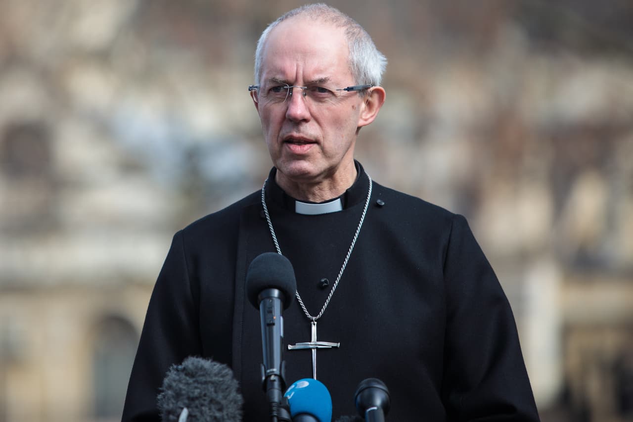 Justin Welby dijo que los admira, porque están dispuestos a ponerse en la "línea de fuego", aunque no está de acuerdo con el abuso que reciben.