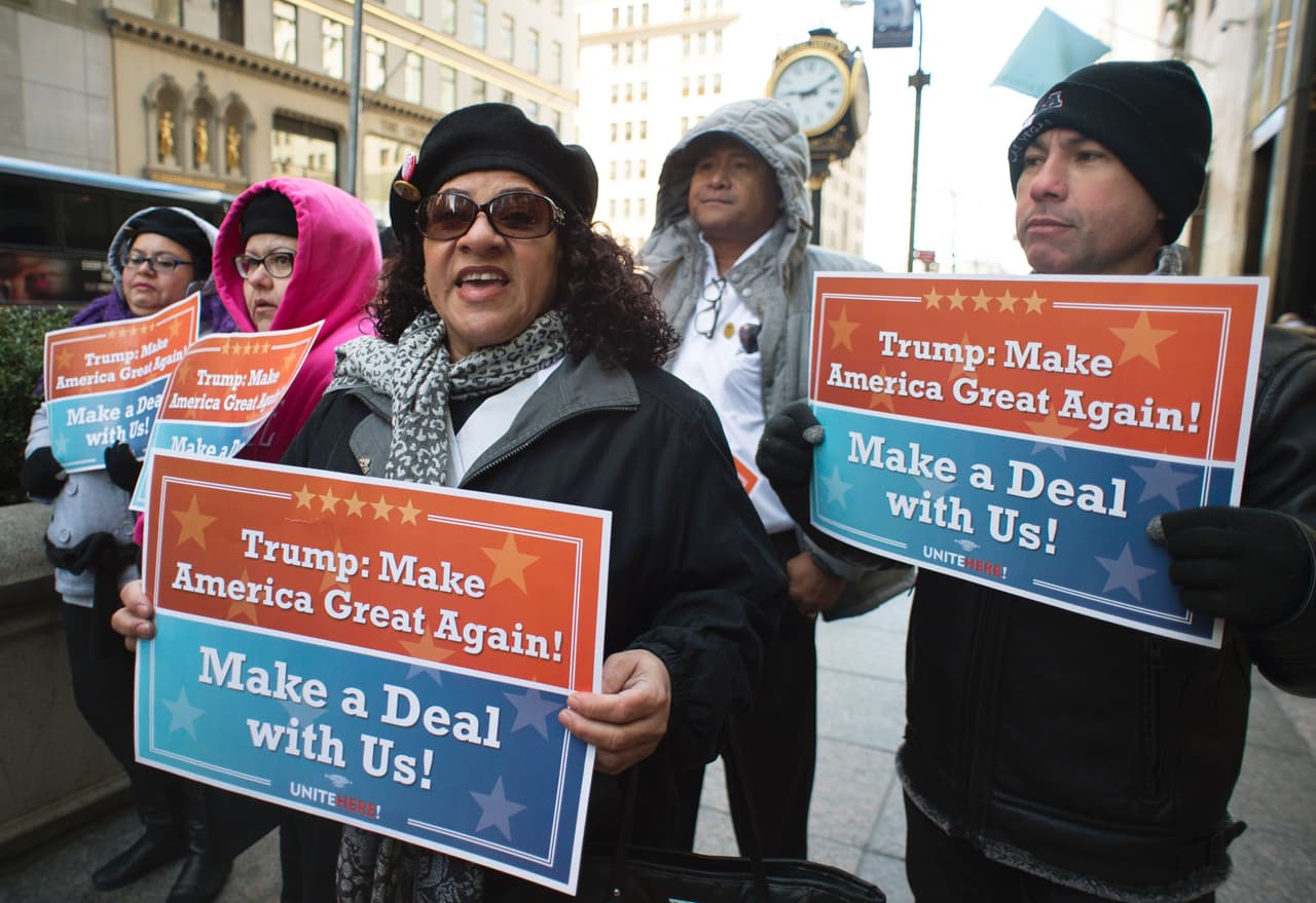 Un grupo de manifestantes del
<i>Trump International Hotel </i>en Las Vegas se reúne al frente de la Torre Trump el 3 de marzo de 2016 en Nueva York. El grupo de trabajadores sindicalizados entregó una petición a Donald Trump para negociar un primer contrato.