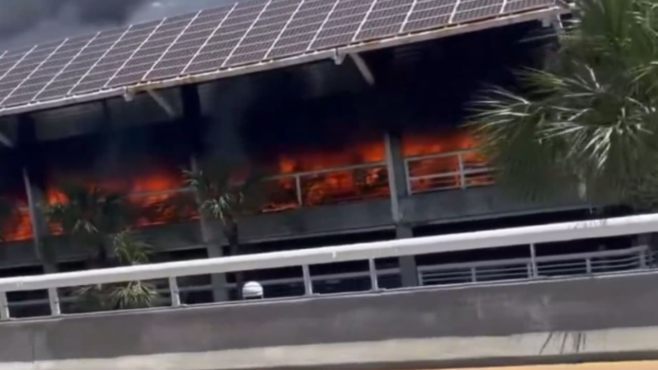 Incendio en estacionamiento provoca el cierre del Aeropuerto Internacional de Jacksonville