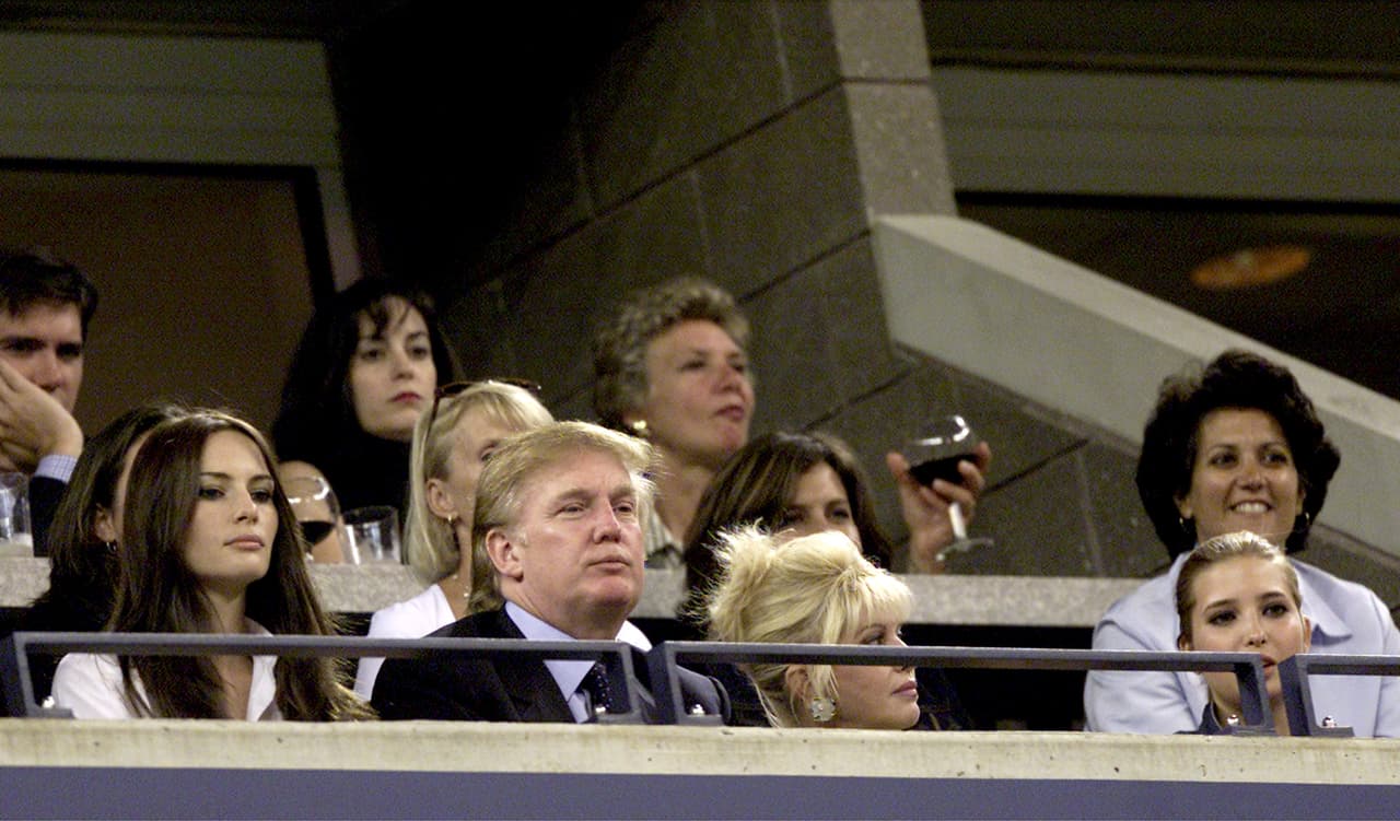 Donald Trump ve la final del US Open de 2011, entre Venus y Serena Williams, junto a Melania, novios en ese entonces, su exesposa Ivana Trump y su hija Ivanka.
