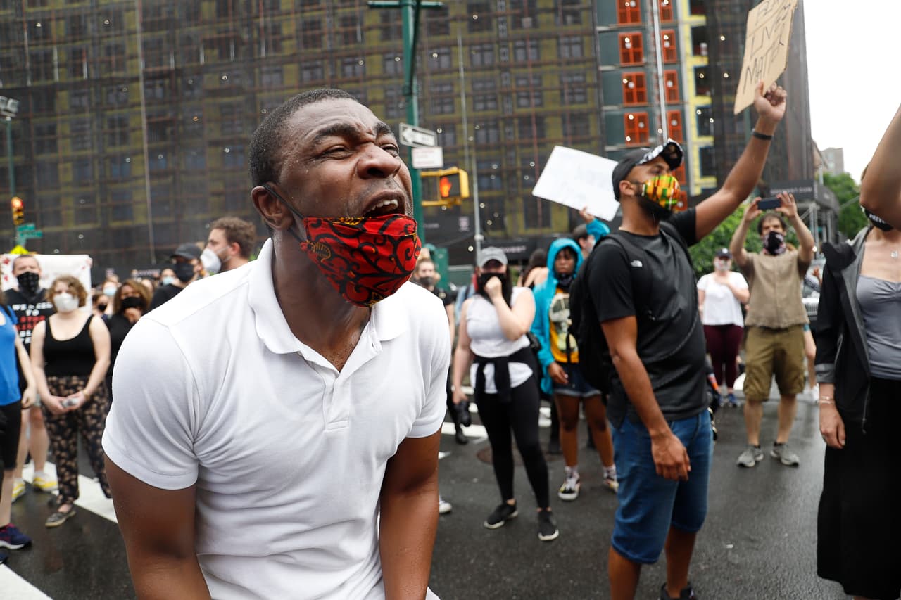 Hombre en Harlem pide justicia a gritos por la muerte de George Floyd.