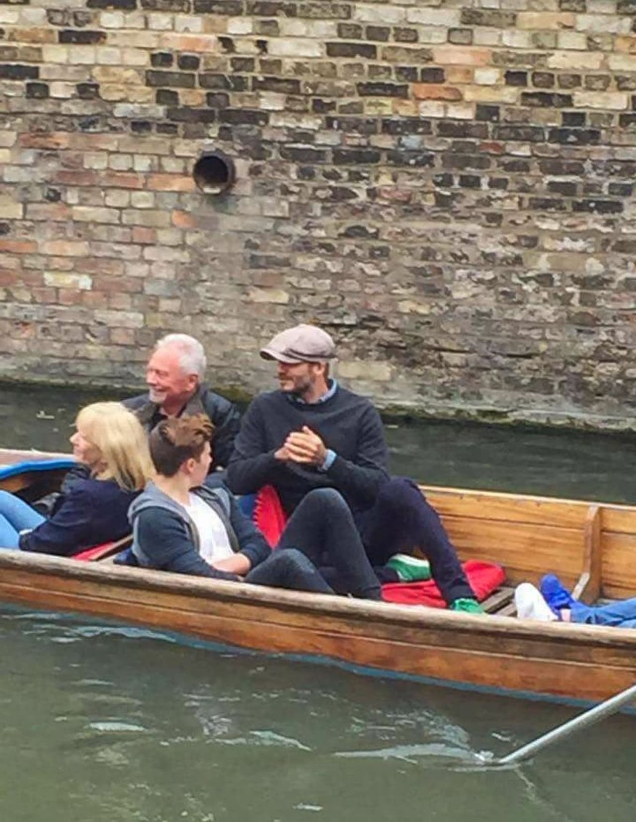 David se sentó junto a Brooklyn y sus suegros. Además se adelantó un poco al festejo junto a su suegro, juntos admiraron la vista