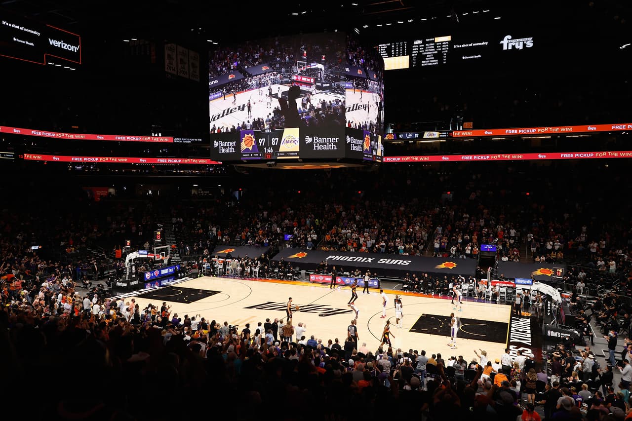 <b><a href="https://www.univision.com/deportes/temas/phoenix-suns">Los Phoenix Suns</a></b> rompen 
<a href="https://www.univision.com/local/arizona-ktvw/phoenix-suns-playoffs-vencer-clippers-de-los-angeles-fotos">una sequía de más de una década sin entrar a los Playoffs</a>. La última vez que el equipo estuvo en postemporada fue en 2010 cuando perdieron ante los 
<a href="https://www.univision.com/deportes/temas/los-angeles-lakers">Lakers</a>.
<br>