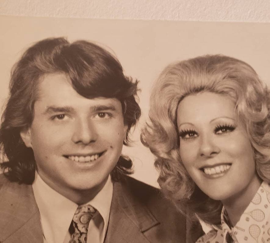 Algunos de esos pasajes fueron retratados en la bioserie
<b>Silvia Pinal Frente a Ti</b>, estrenada en 2019 y basada en los relatos de la propia diva del cine. Esas amargas vivencias junto a su hoy exesposo también las abordó en su libro 'Esta soy yo', publicado en 2015.
<br>