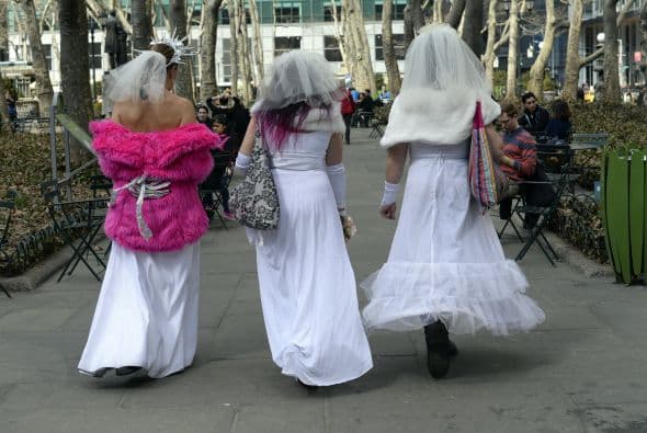 Las novias de marzo se inició en 1999 como un evento Cacophony Sociedad anual que tiene lugar el 15 de marzo, la intervención pretende ser una parodia de las bodas en la cultura occidental. El evento forma parte de un teatro de la calle con hombres y mujeres vestidos con trajes de novias, que salen a las calles de Nueva York y posan en diferentes puntos de la ciudad.