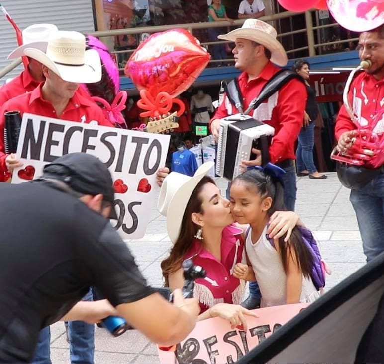 Esto lo hizo el domingo 6 de agosto, por lo que en la calle peatonal de Morelos en el centro de Monterrey, había una gran concurrencia.